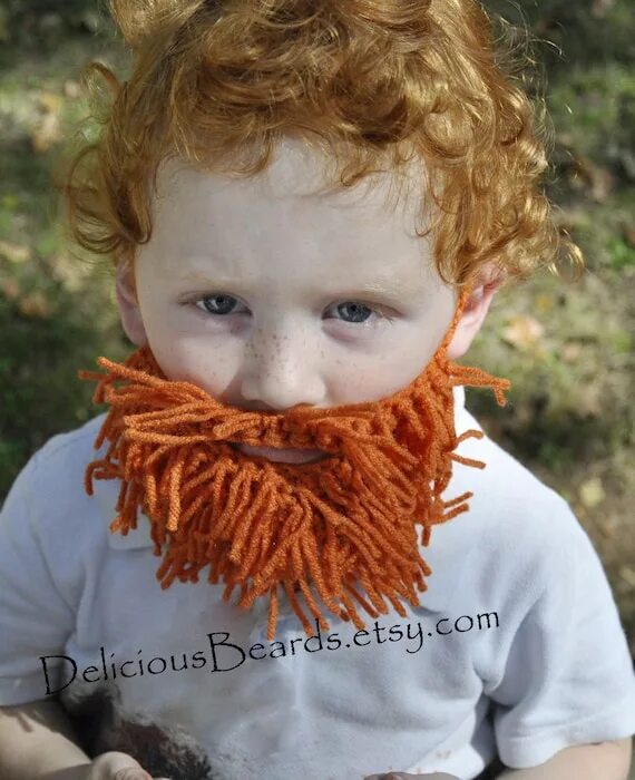 Борода из пряжи. Рыжий бородатый ребенок. Ребёнок с рыжей бородой. Рыжий новорожденный.