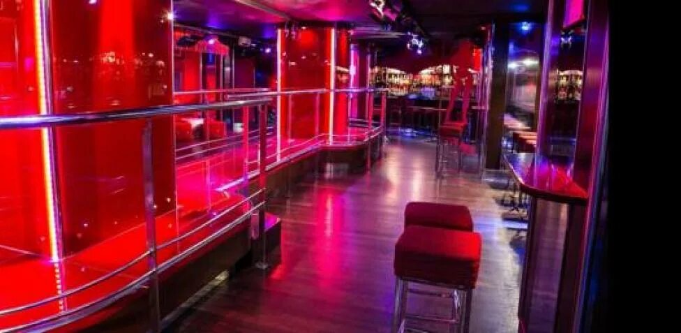 Ночной клуб зрелые. Bacarra strip Club Barcelona. Ночной клуб для взрослых. Стриптиз клуб дизайн современный. Стрип клуб мурена.