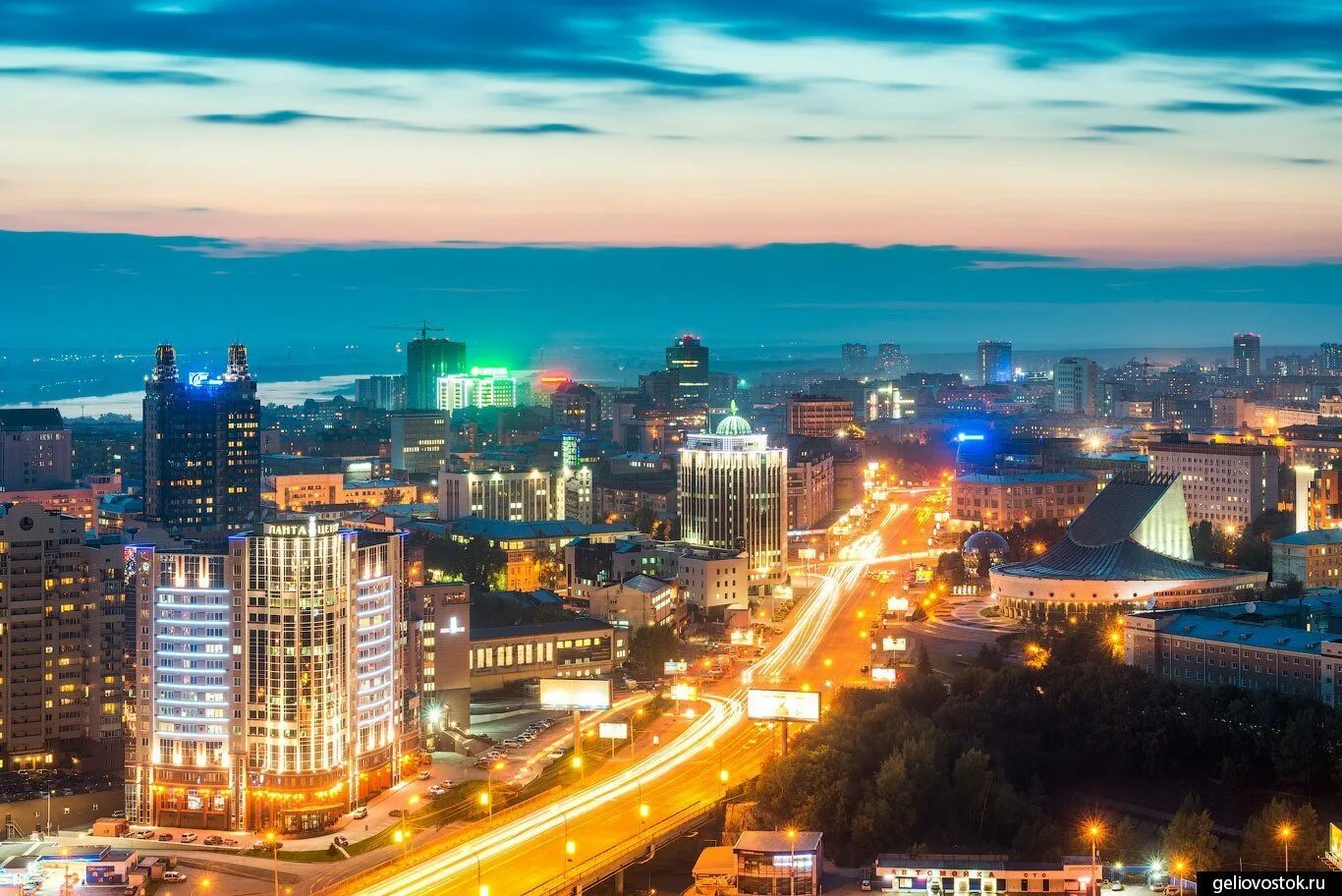 Новосибирск столица Сибири. Новосибирск gelio. Ночной Новосибирск панорама. Красный проспект Новосибирск панорама. Место новосибирска в россии
