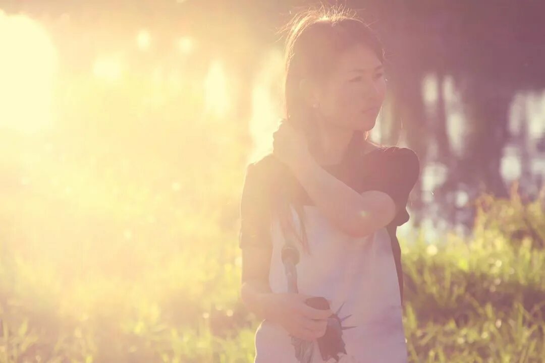 Девушка на фоне солнца. Портрет против солнца. Фото против солнца. Тень женщины. Движение против солнца.