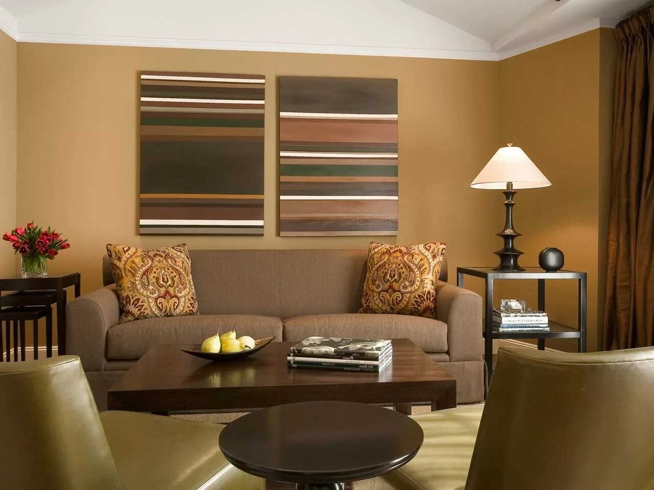 Светло коричневый цвет с какими цветами сочетается. Цветовые сочетания в интерьере. Сочетание цветов в интерьере гостиной. Цветовая гамма для гостиной. Сочетание коричневого в интерьере.