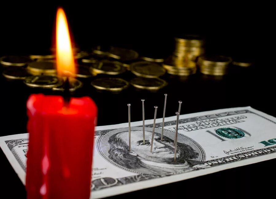 Луна денег свеча. Ритуал на деньги. Свеча и деньги. Свеча «денежная». Магия денег.