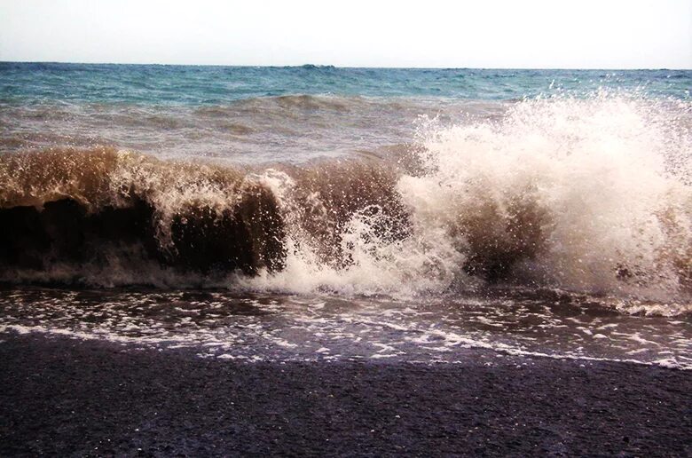 А жизнь мутная вода волна туда. Большие волны на черном море. Грязная волна. Самые большие волны на черном море. Огромная волна грязная.