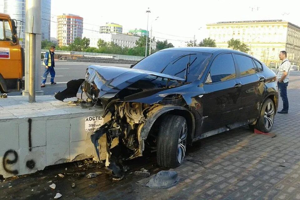 Аварии с участием бмв х6. Бмв х5 зима разбитый. Дтп с бмв х6 на камчатке. Bmw x6 разбитый. Разбитый бмв х6.