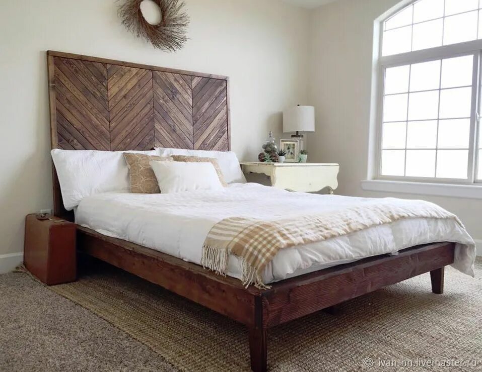 Изголовье кровати из дерева. Кровать с деревянным изголовьем. Изголовте кровати из дерев. Кровать из дерева с деревянным изголовьем.