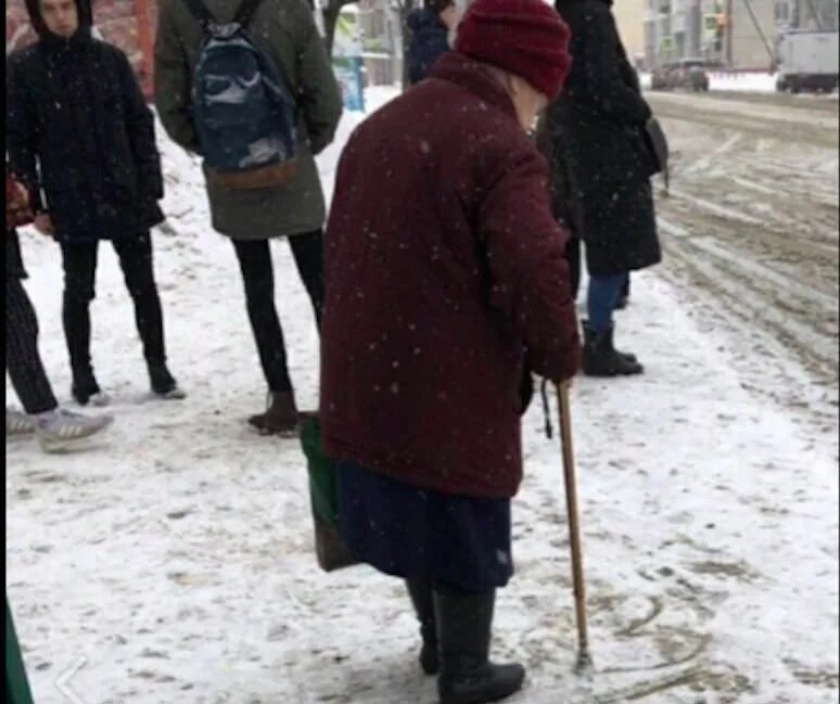 Остановитесь бабушки. Бабушка на улице зимой. Бабушка на улице. Бабки на улице зимой. Бабка с палочкой.