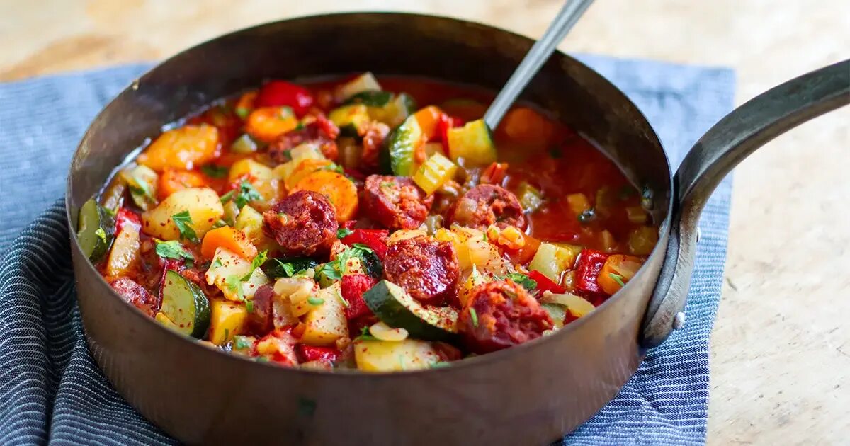 Овощное рагу с кабачками без мяса. Гювеч (овощное рагу). Гювеч болгарский. Анталийское овощное рагу. Гивеч молдавский.