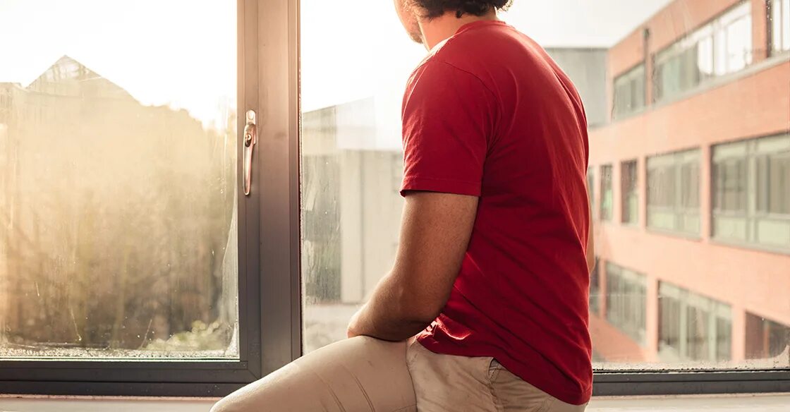 человек сидит на подоконнике. человек сидит на подоконнике.