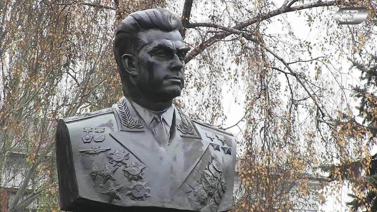 Г т береговой. Памятник Береговому в Енакиево.