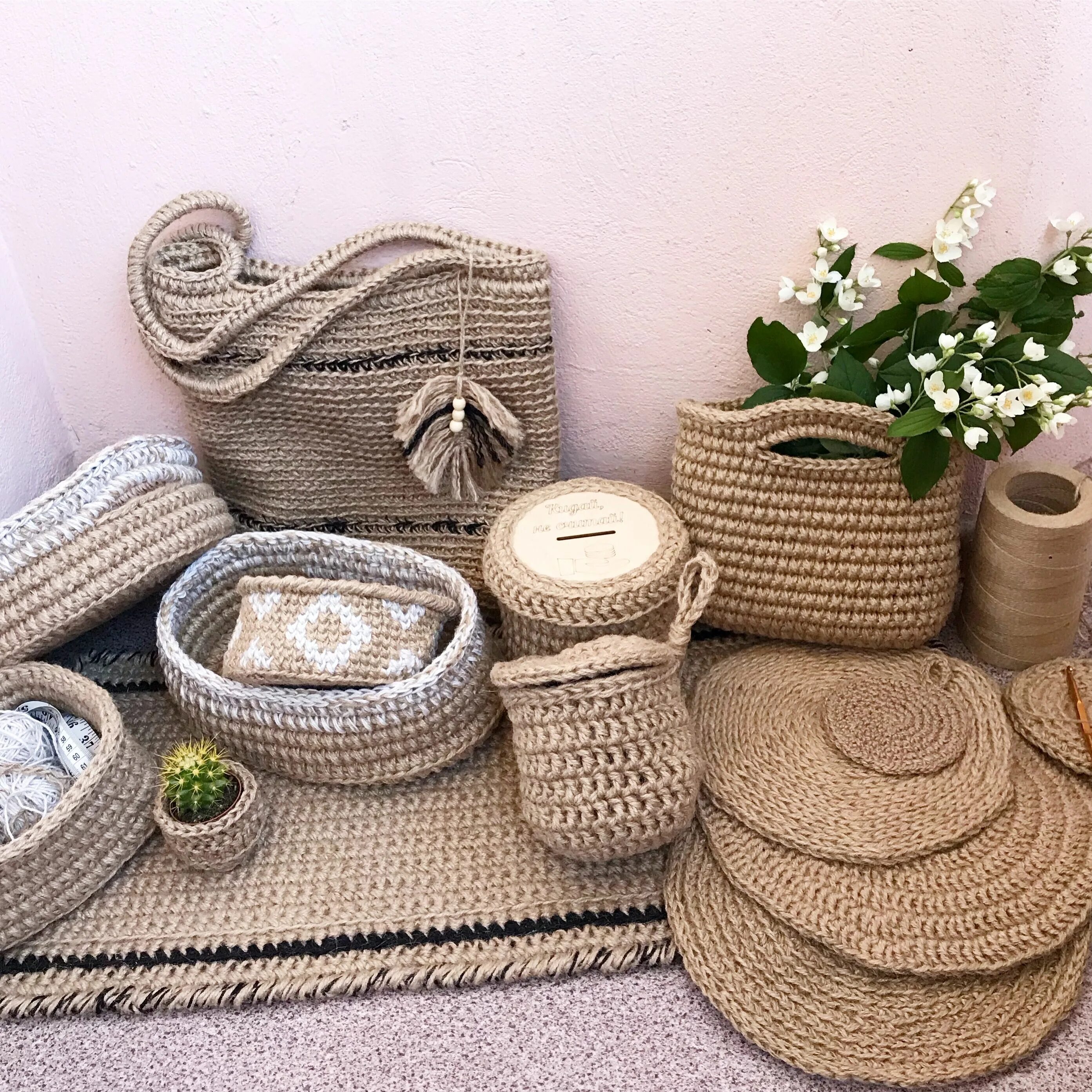 Корзина из джута крючком. Изделия из джута крючком. Изделия из джута. Коробочки из джута. Корзина из джута.