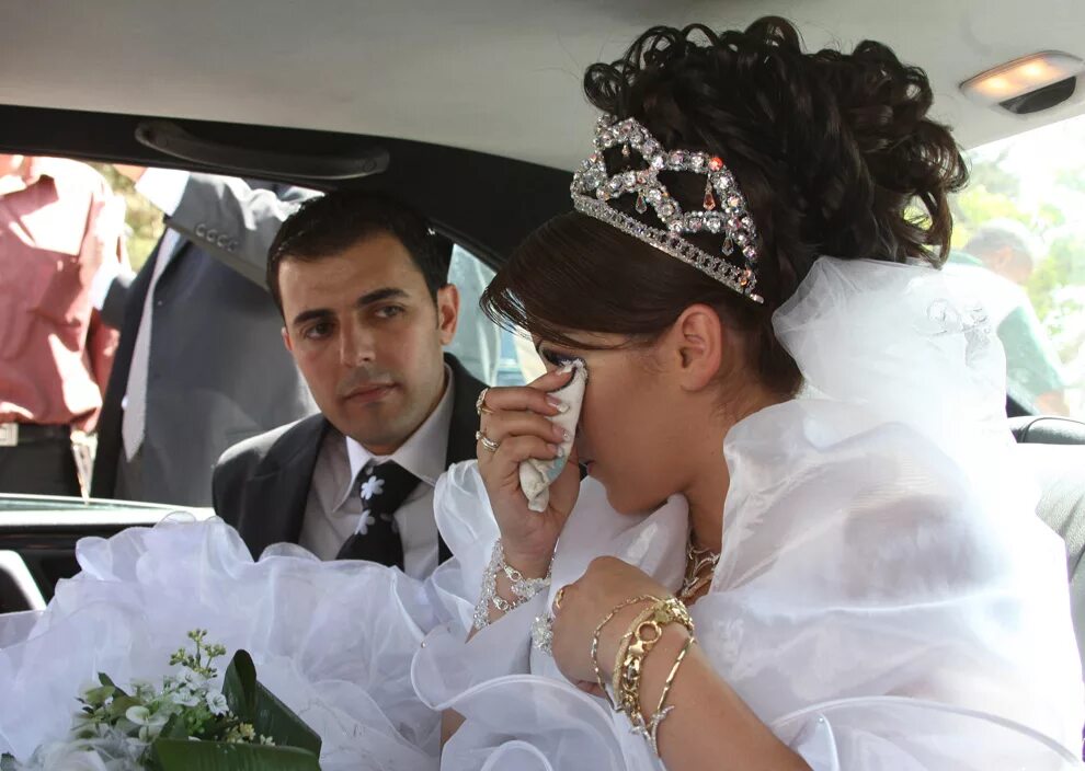 Снится что мужчина женится. Кавказский жених. Невеста русская жених азербайджанец. Свадьба русской и азербайджанца. Жених армянин невеста русская.
