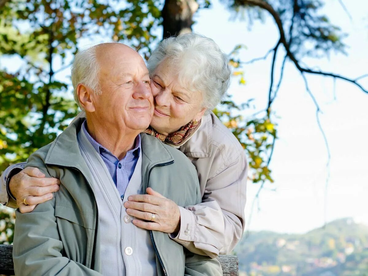 Старшее поколение сценарий. Пожилые люди. Счастливые пенсионеры. Счастливые пожилые люди. Пара пожилых людей.