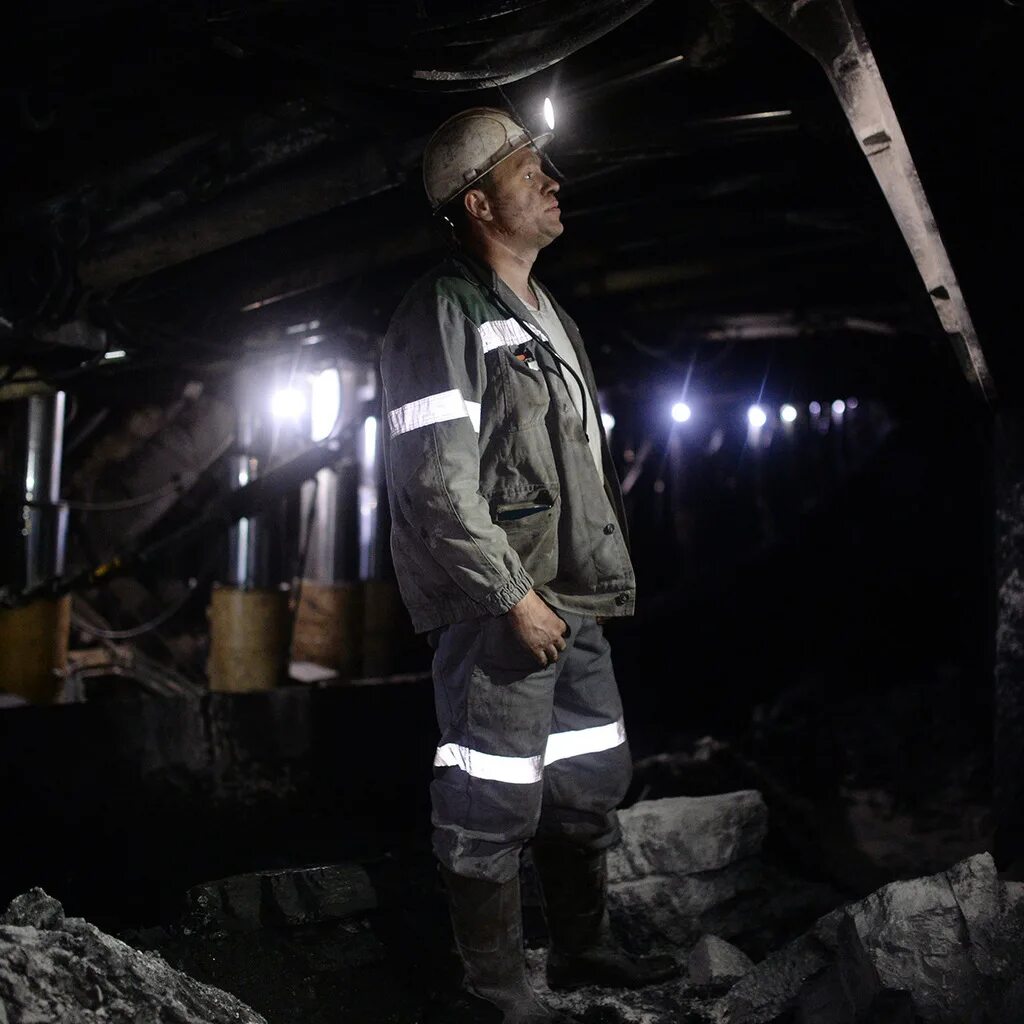 Профессия проходчик в шахте. Шахта осинниковская проходческий участок. Бурение шпуров перфораторами. Забой в шахте. Шахтер проходчик.