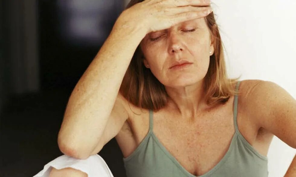 Болит голова железо. Гипотиреоз у женщин фото. Гипотиреоз утомляемость. Женщины с больной щитовидкой.