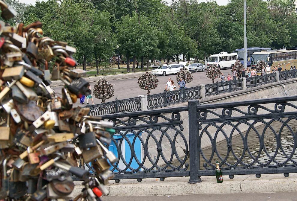 Болотная площадь лужков мост. А третьяковского моста лужков. Мост с замками в москве. Поцелуев мост спб. Лужковский мост в москве.