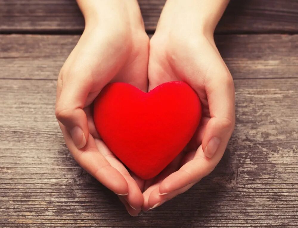 Довольное сердце. Смайлики и сердечки. Женщина на белом фоне. Веселые сердечки на белом фоне. Довольное сердце.