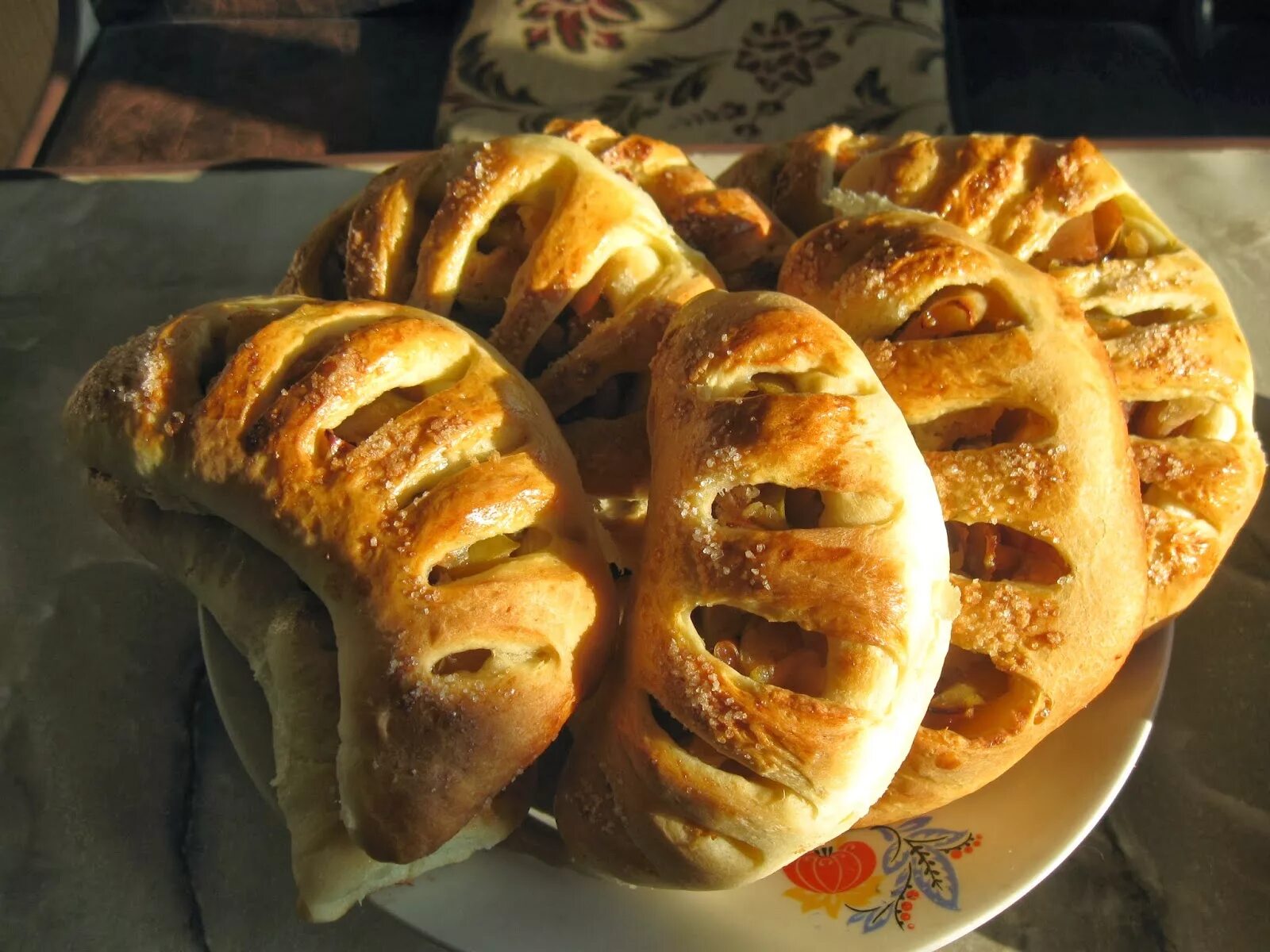 пирожки с яблоками. слойка с яблоком. слойки с яблоком из слоёного теста. пирожки с яблоками из готового дрожжевого теста. слоеные пирожки с яблоками.