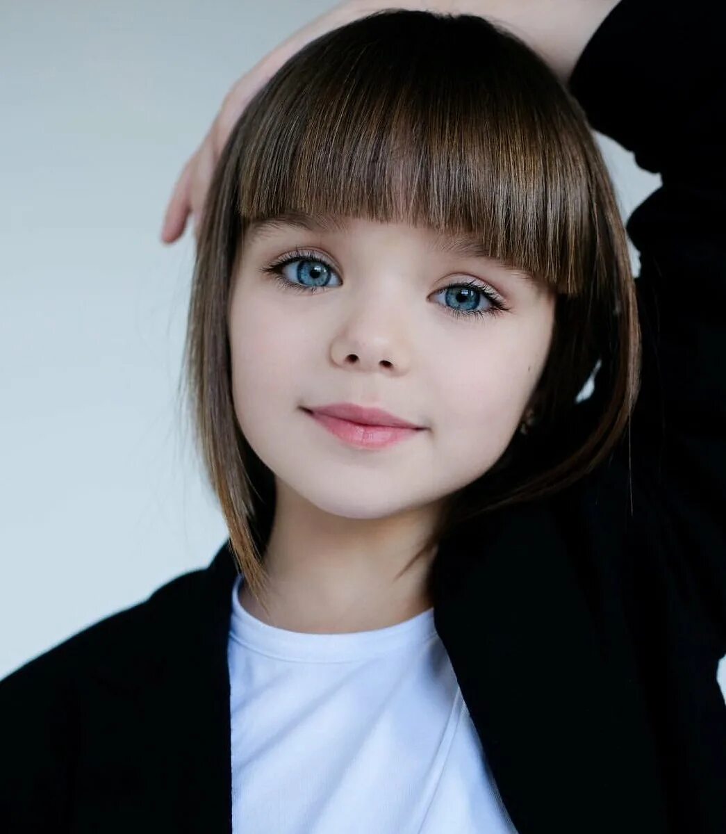 Челка для девочки. Стрижка сессон 2022. Анастасия князева сейчас 2022. Стрижки для девочек с челкой. Челка для девочки.