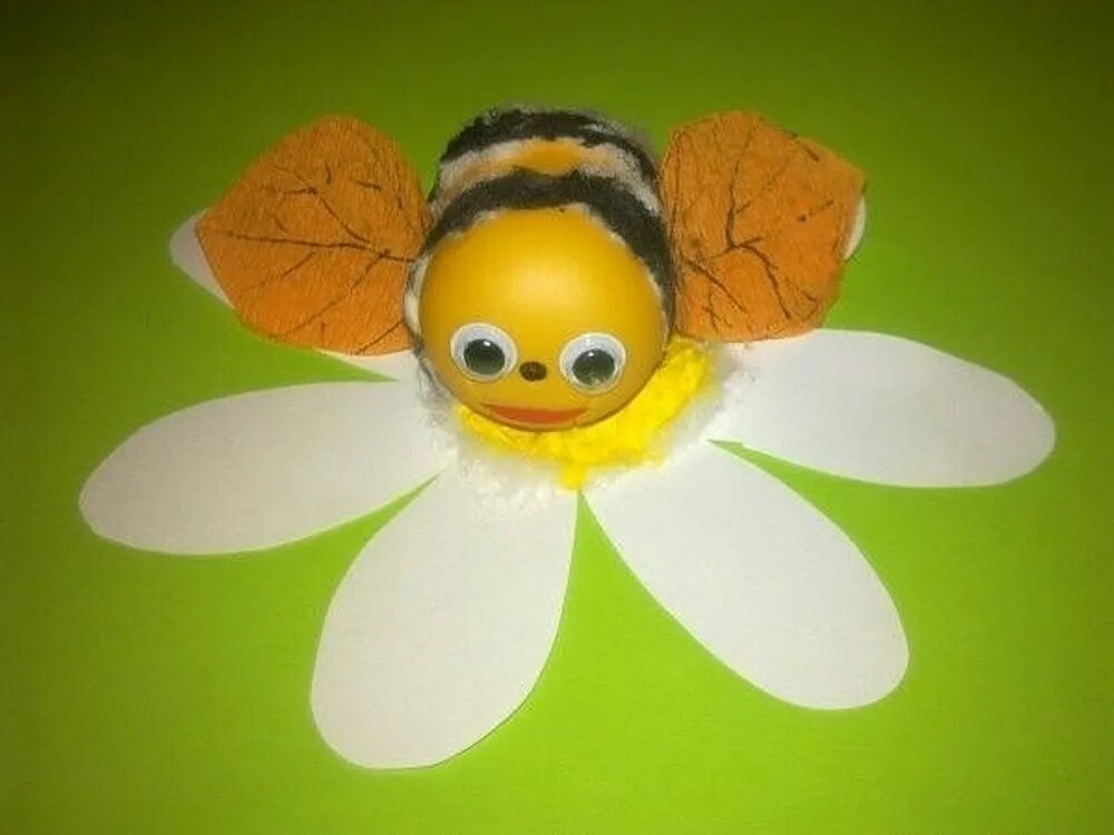 Пчелка из киндера. Поделка пчела. Поделка пчелки из киндера. Поделка пчела из киндера. Поделки из Киндер яиц.