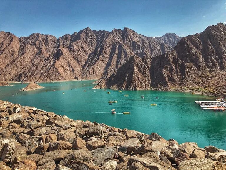 Jebel jais оаэ. Дубай сафари хатта. Гора джабаль йибир. Джебель хафит оаэ. Hatta дубай озеро.