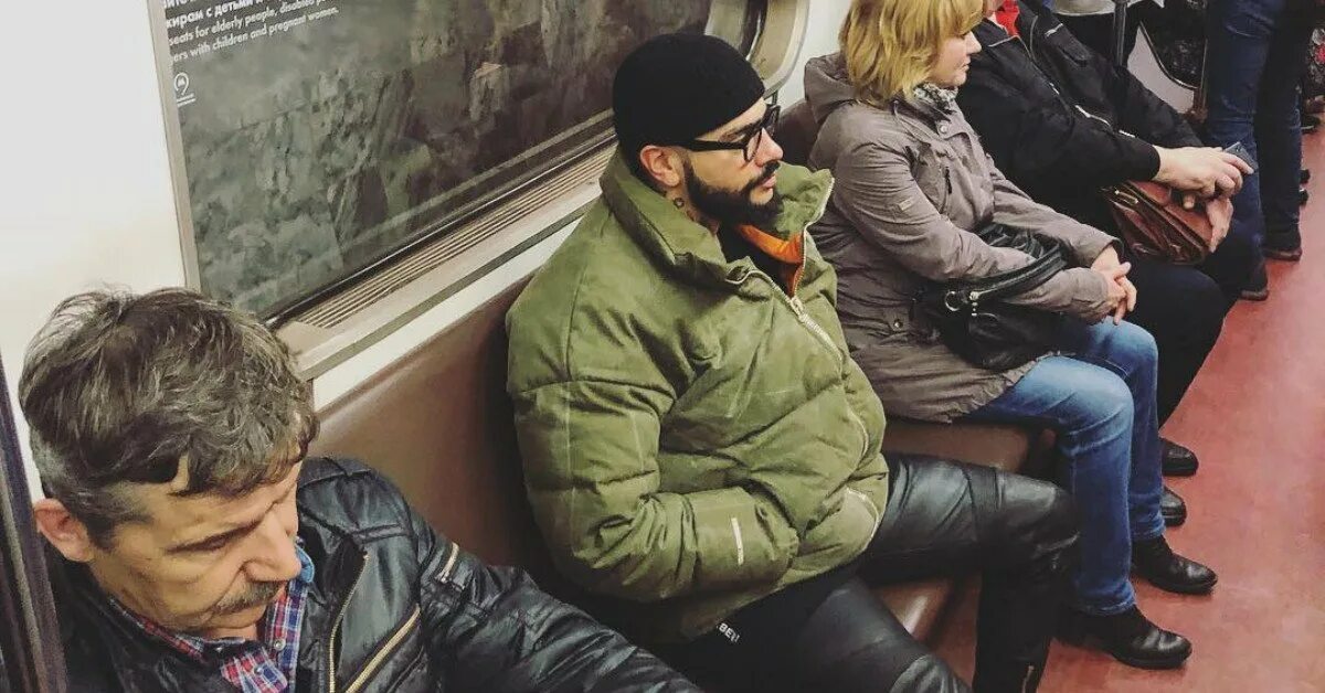 Голливудские звезды в общественном транспорте. Сергей зверев в метро. Знаменитости в гуме. Двойники известных людей в метро. Где можно встретить знаменитостей в москве.