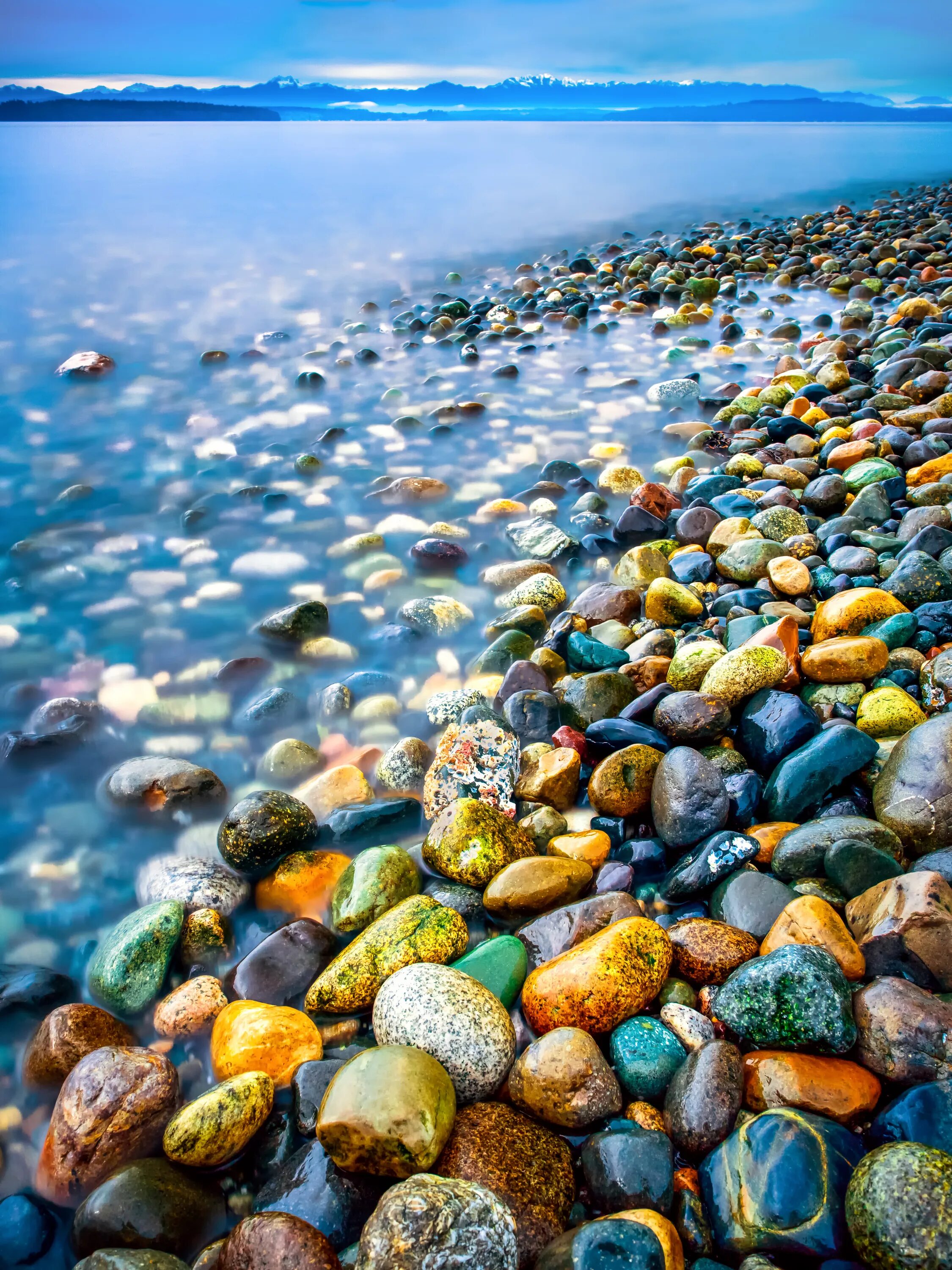 Самоцветы вода. Галечный пляж. Разноцветные камни. Красивые камешки. Пляж галька.