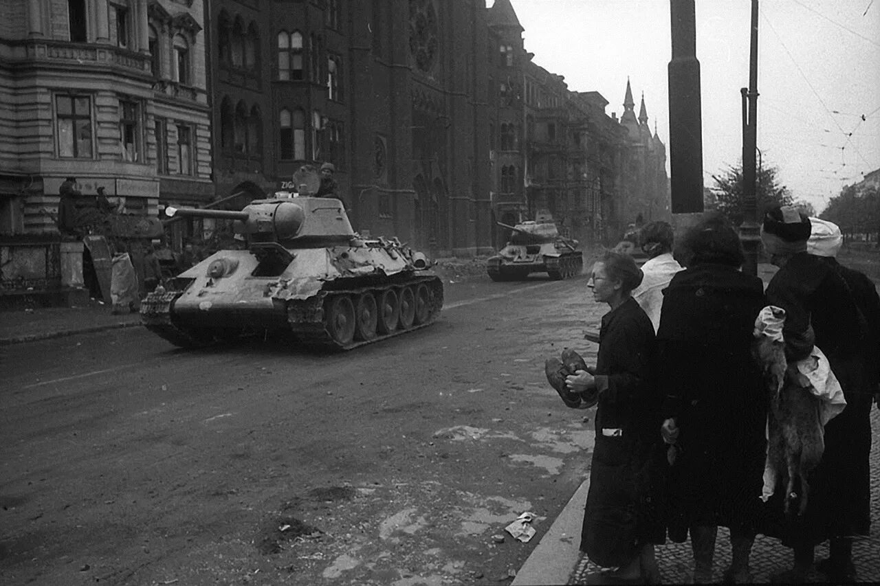 Фотография берлин 5 мая. Т 34 76 В Берлине. Т-34 В Берлине в 1945. Танк т 34 в Берлине. Т-34 В Берлине фото.