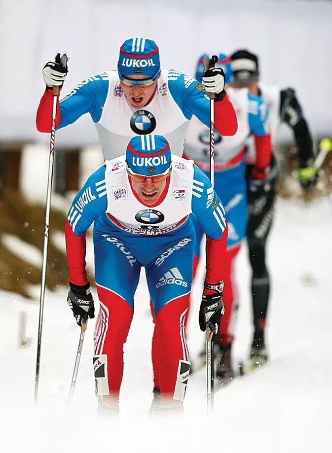 Спортсмены зима. Лыжники России. Спортсмен лыжник. Спорт лыжные гонки.