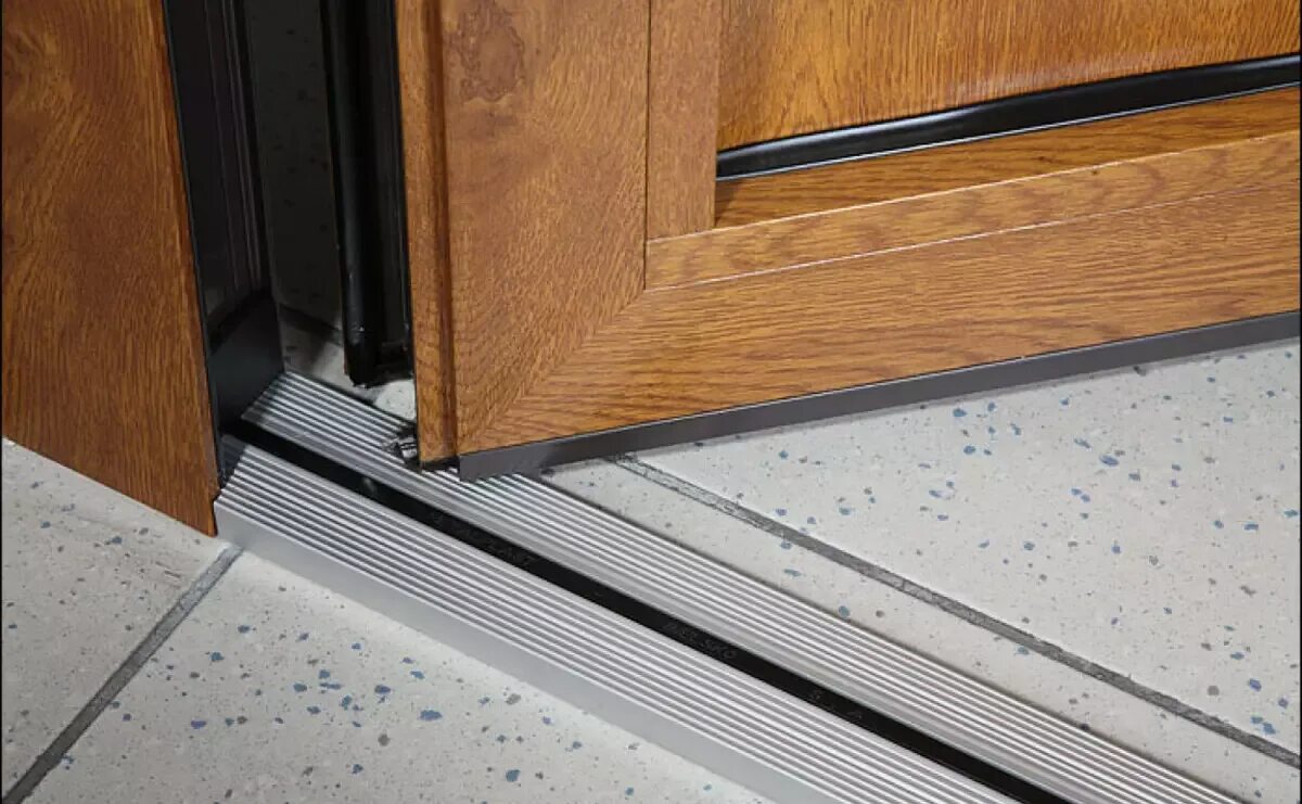 Накладной порог входной двери torex. Кошка на пороге. Мяты черный порог авто. Порожки стыковочные для пола 80 мм. Дом для кошки.