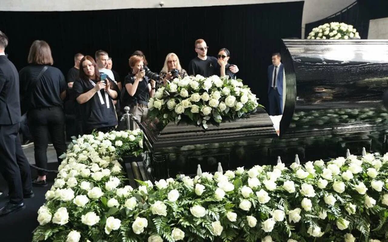Юра шатунов похороны похороны. Похороны юры шатунова 2022. Похороны юры шатунова 2022. Похороны юрия шатунова кудряшов. Похороны юры шатунова 2022.