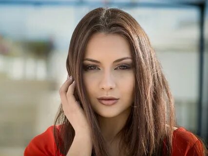 Подходит красавица фальши