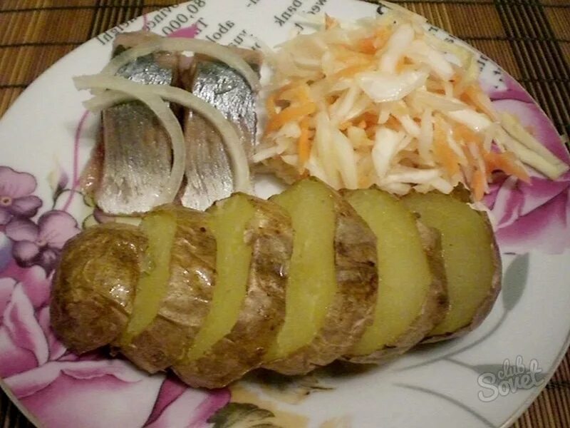 Картошка в мундире с селедкой. Селедка с картошкой. Ужин с селедкой и картошкой. Картошка в мундире с селедкой и луком. Картошка с селедкой соленой