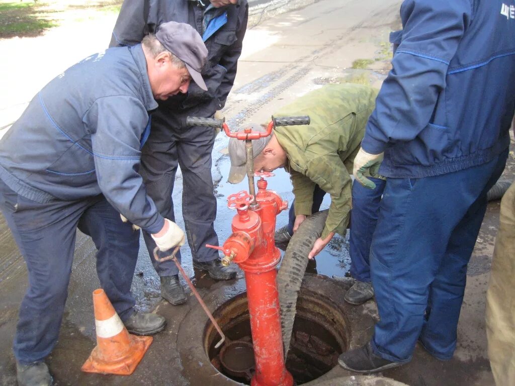 Химки отключение. Пожарный гидрант. Пожарный гидрант в колодце. Пожарный гидрант на улице. Пожарный гидрант на заводе.