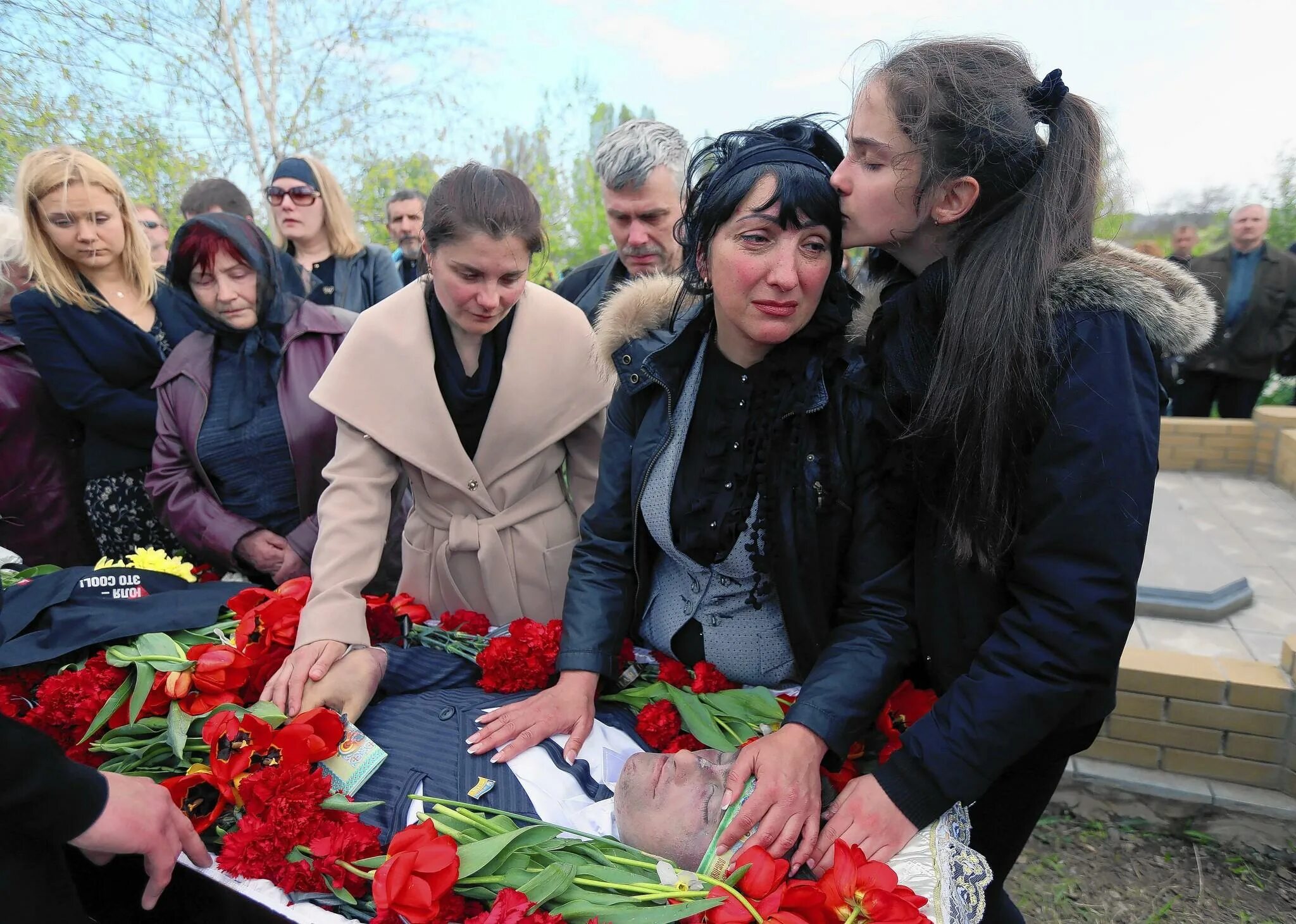 Вдовы на украине. Депутат Рыбак Горловка. Украинские вдовы. Вдовы солдат погибших на Украине.