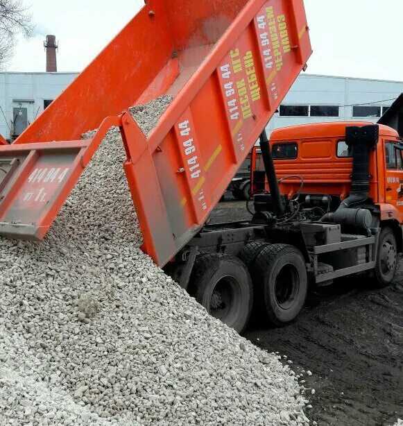 Камаз 65115 с песком груженый. Самосвал 20 кубов. Пгс, песок, щебень 5/20. Щебень гранитный в грузовике. Опгс - обогащенная песчано-гравийная смесь.