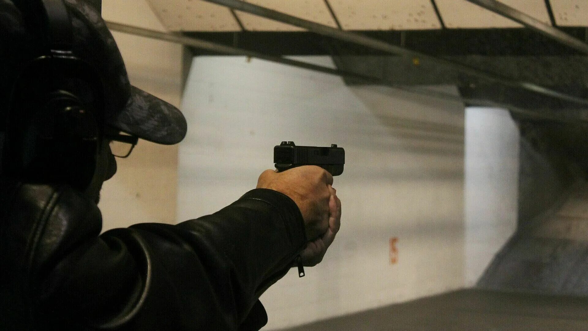 Man with Glock. Звуки перестрелки. Shooting range.