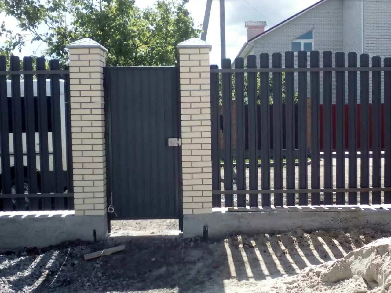 Забор графит. Откатные ворота ral7016 штакетник. графит 7016 профлист забор. ral 7016 штакетник. евроштакетник ral 7016.