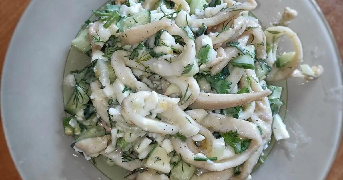 Рецепт кальмаров с огурцами свежими. Салат с кальмарами. Салат с кальмарами и яблоком. Салат с кальмарами и зеленым салатом. Салат из кальмара и свежего огурца.