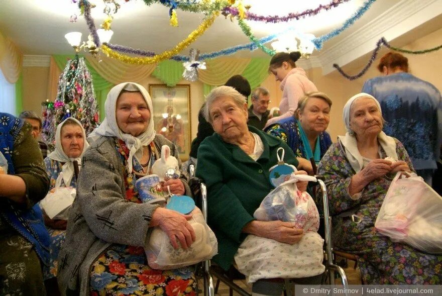 Внук привез деда в особый дом престарелых. Бабушка в доме престарелых. бабушки и дедушки дом престарелых. подарки в дом престарелых. праздник в доме престарелых.