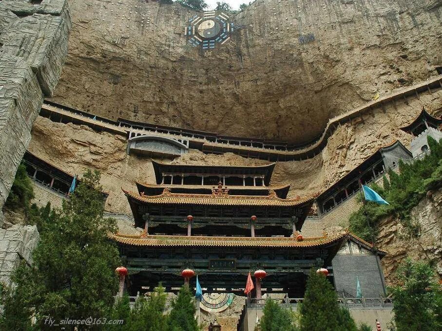 Шаньси китай. Храм Сюанькун-сы висячий монастырь. Шэньси Китай. Провинция Шаньси. Висячий монастырь в Датуне.
