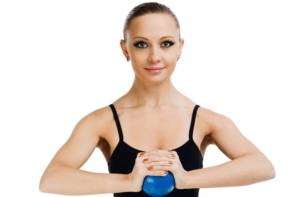 Подтянутая грудь. Тренировки для упругости груди. Перед собой и перед грудью. Упражнение сжимание ладонями перед собой.