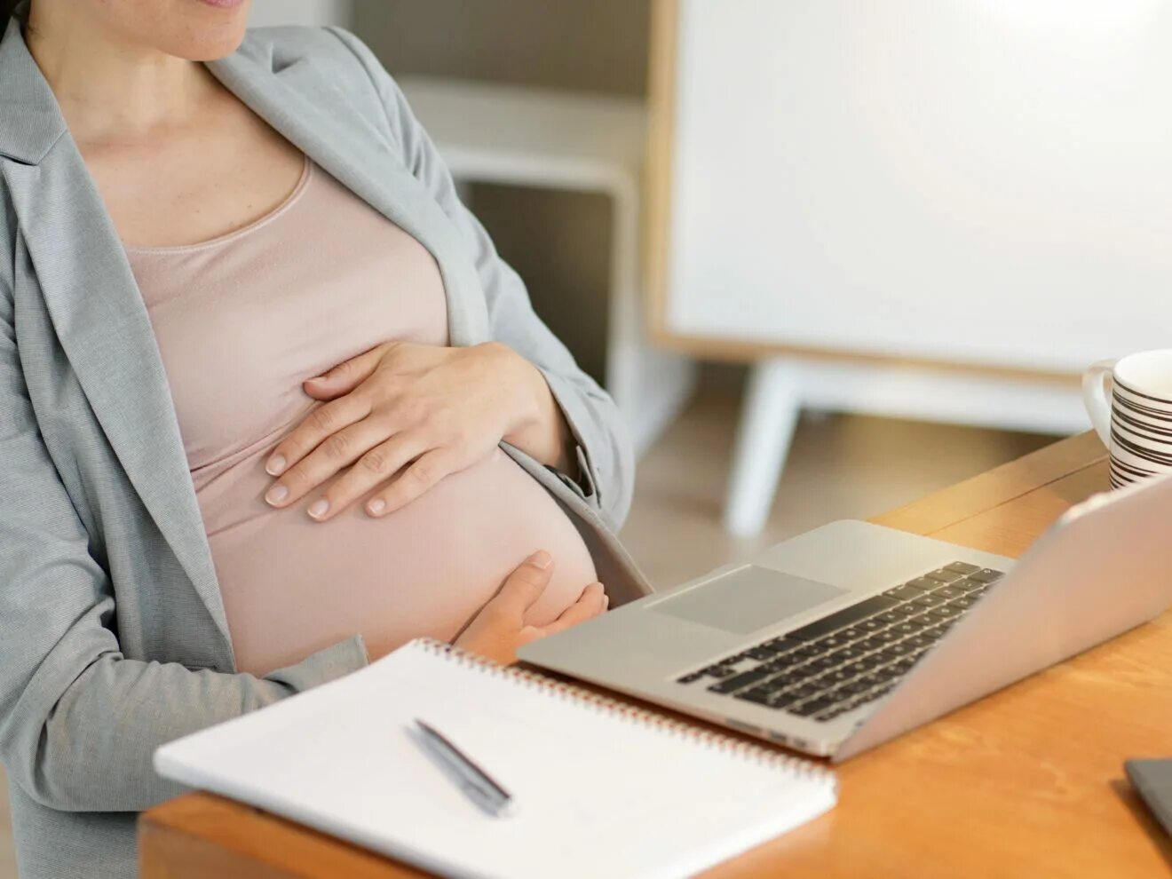 Неработающая женщина получает декретные. Пособие по беременности и родам.