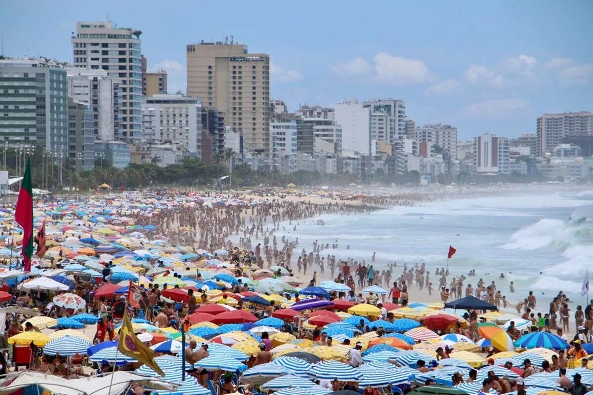 Средние осадки в бразилии. Климат Рио де Жанейро. Климатический климат Рио де Жанейро. Рио-де-Жанейро город. Красный пляж Рио де Жанейро.