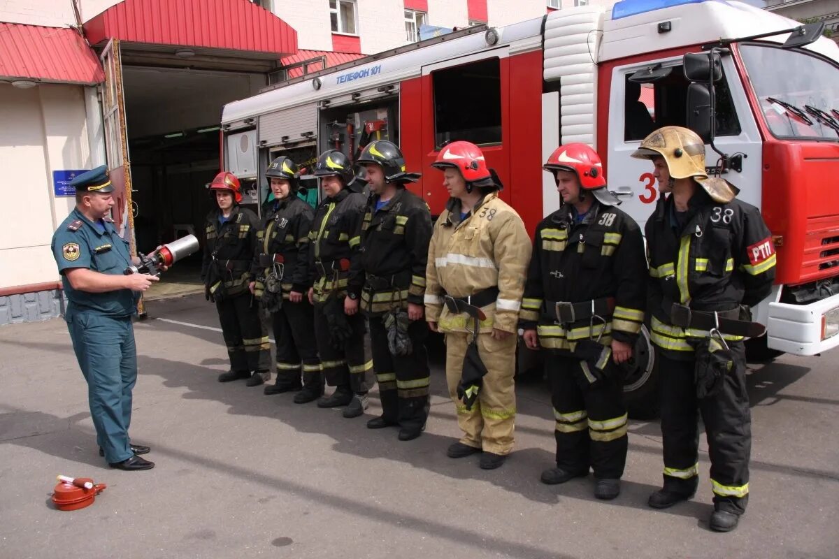 Работник подразделения пожарной охраны. Пожарные Москвы СПТ. Пожарный отряд. Пожарный МЧС. Пожарная охрана МЧС.