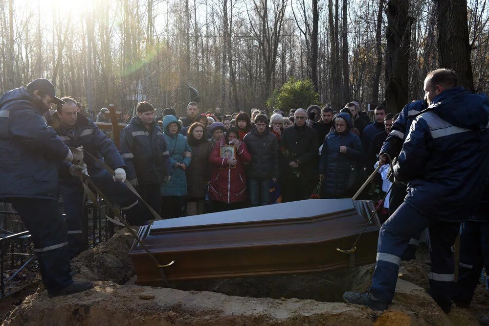 Похороны авиакатастрофы. Рейс 9268 Египет могилы погибших. Могилы погибших в авиакатастрофе в Египте. Похороны погибших в авиакатастрофе в Египте. Авиакатастрофа 2015 семья Громовых.