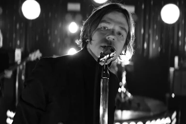 Cage the elephant cold cold cold. Девушка из клипа cold cold cold cage the elephant. Cage the elephant фото. Cage the elephant. Девушка из клипа cold cold cold cage the elephant.