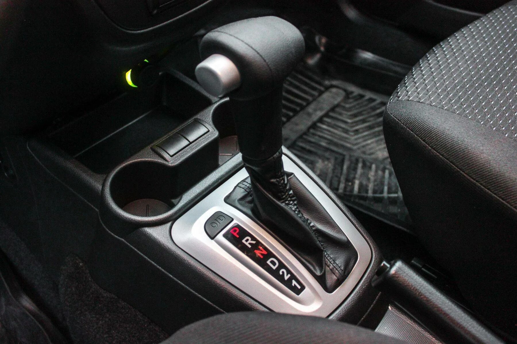 Автомат машина коробка. Автоматическая коробка передач для начинающих. Вождение на автомате. Нейтралка на коробке автомат. Автомат машина.