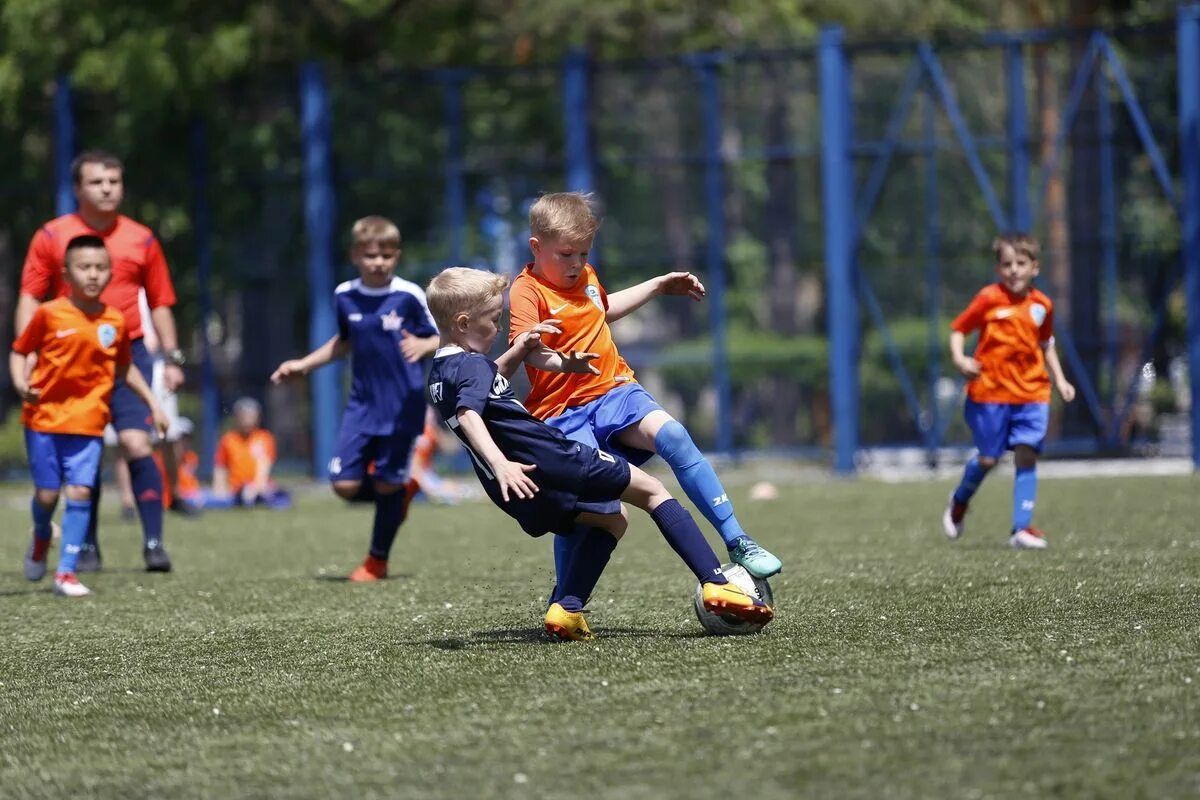 Летом играем в футбол. Детский футбол. Футбол дети. Футбольный матч дети. Детский футбол турнир.