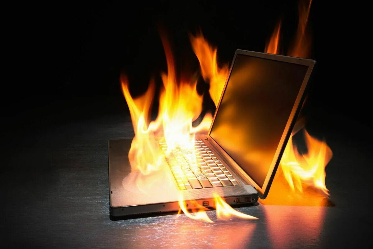 Сгоревший пк. Перегрелся ноутбук. Горящий ноутбук. Сгоревший ноутбук. Греется ноутбук.