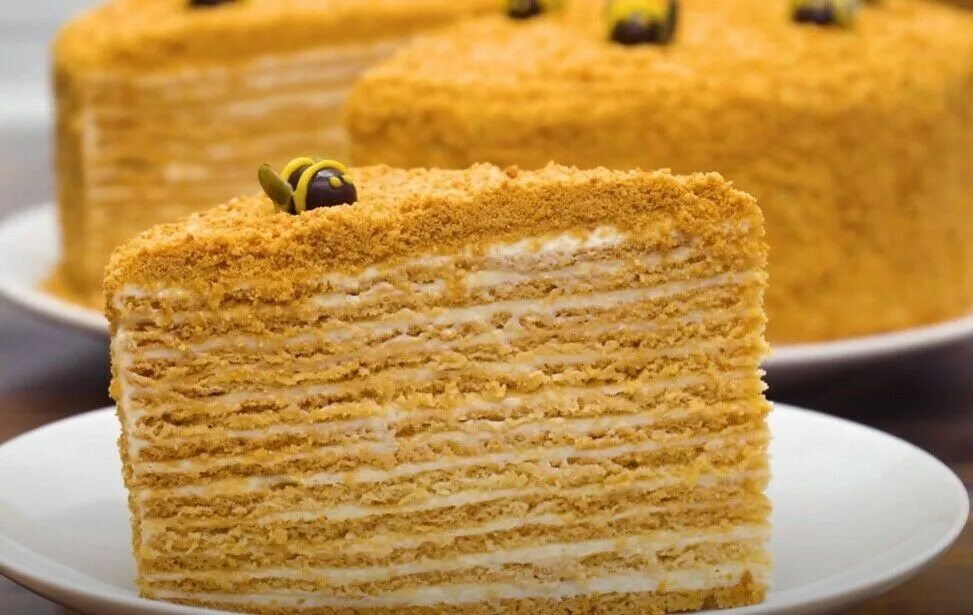 Медовик рыжик коржи. Морковный торт энди шеф. Сметанник наполеон медовик. Нежный торт с творожным кремом. Морковный торт carrot cake.
